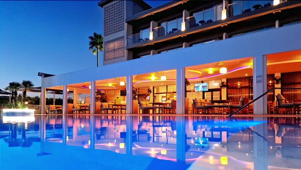 A hotel with a pool, outdoor seating, and a bar/lounge area. - Sveltos Hotel (Oroklini)