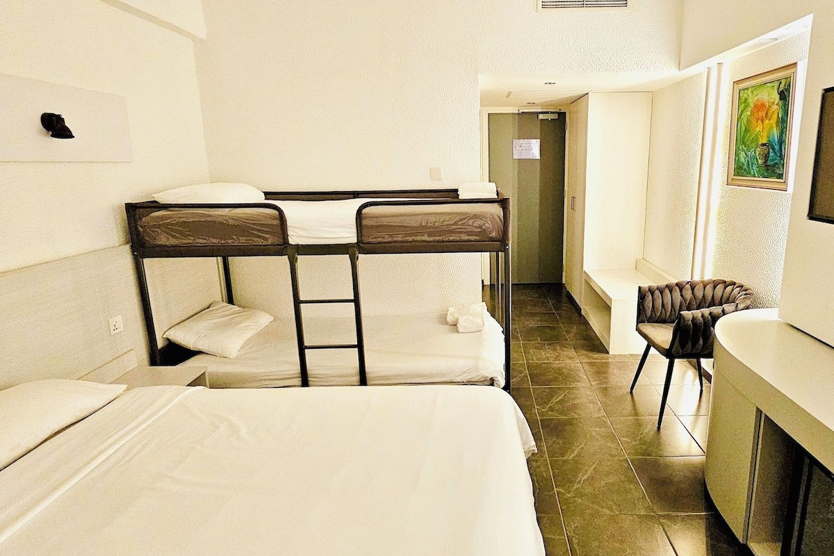 Minibar, caja de seguridad en la habitación y escritorio