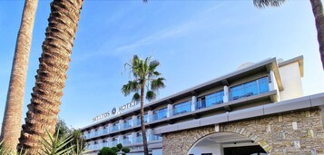 Un hotel de diseño moderno, con fachada de piedra y varios balcones.
