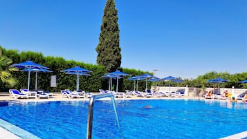 2 piscine all'aperto, ombrelloni da piscina, lettini