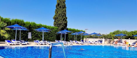 2 piscines extérieures, parasols de plage, chaises longues