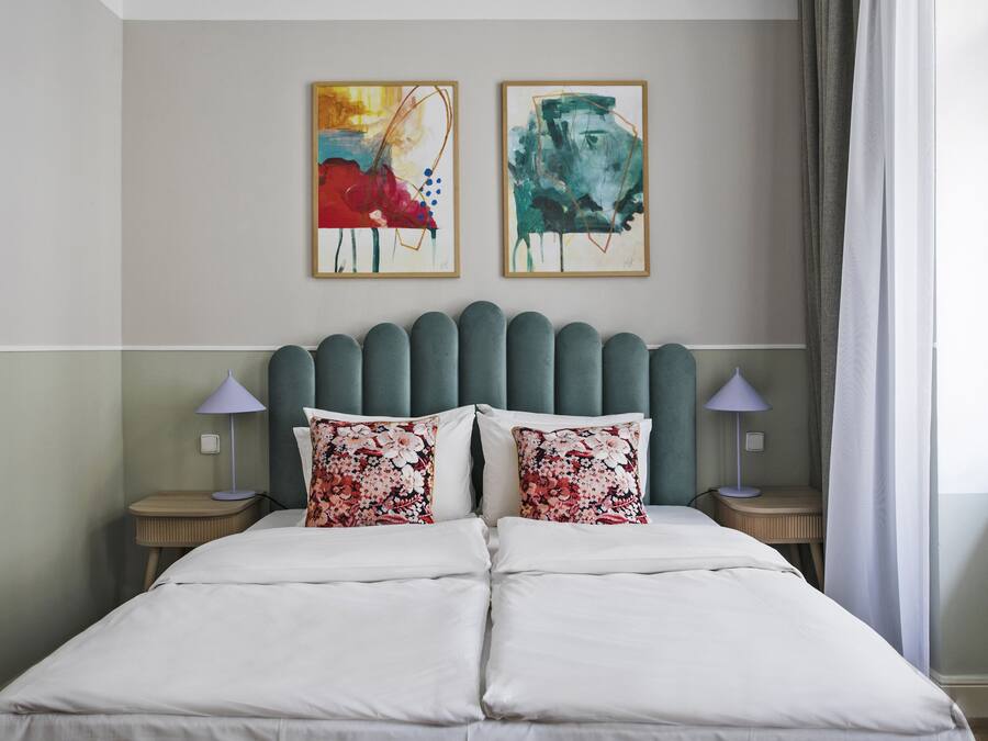 Large Studio with Kitchenette | Sengetøy av topp kvalitet, safe på rommet og individuelt dekorert