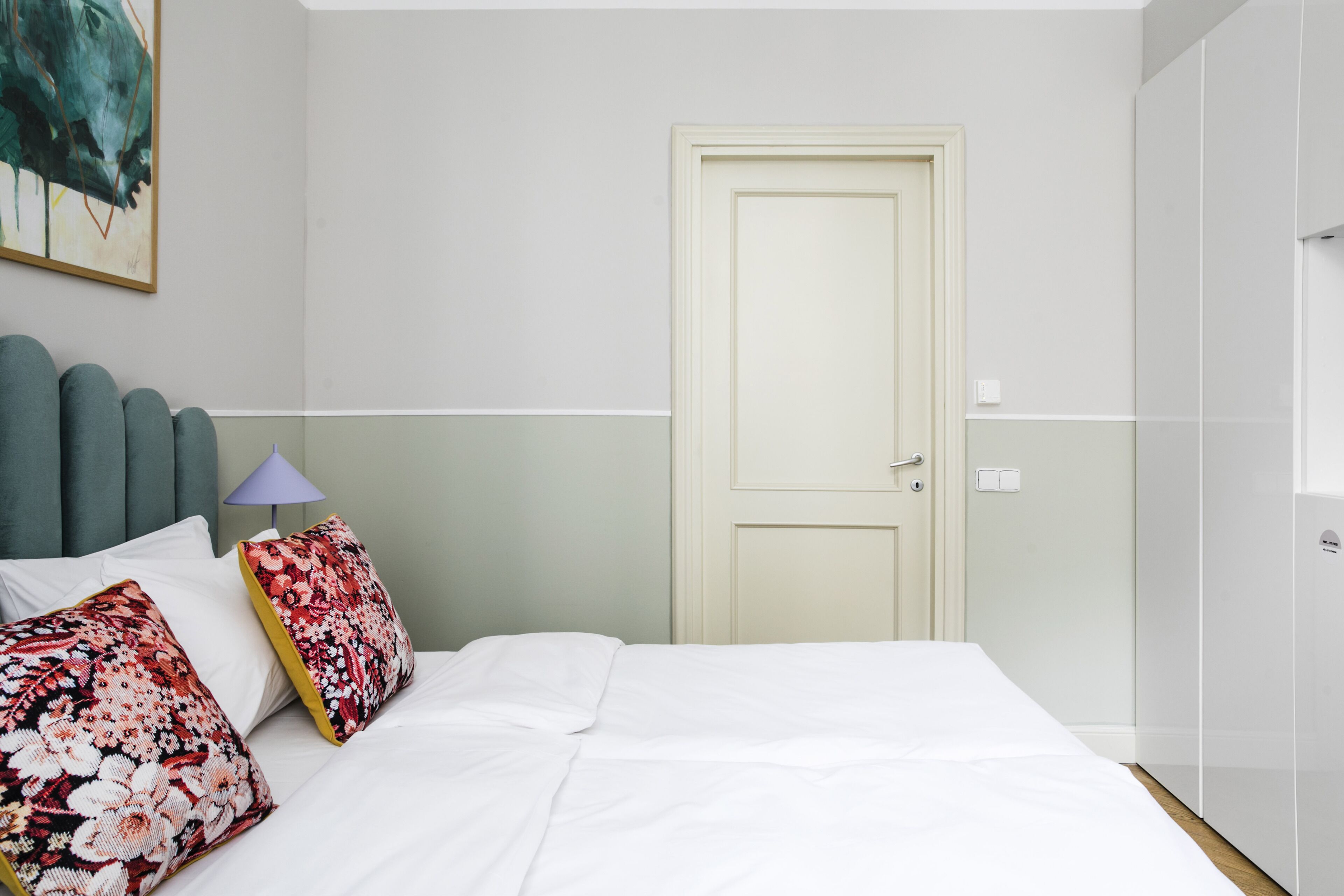 Tweepersoonskamer | Luxe beddengoed, een kluis op de kamer, een bureau, een laptopwerkplek