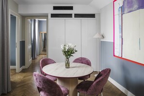 2 Bedroom Apartment with Terrace | Oppholdsområde | En 48-tommers Flatskjerm-TV med kabel-kanaler samt TV