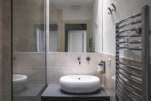 1 Bedroom Apartment with Sofa Bed | ห้องน้ำ | ฝักบัว, ของใช้ในห้องน้ำระดับพรีเมียม, ไดร์เป่าผม, ผ้าเช็ดตัว