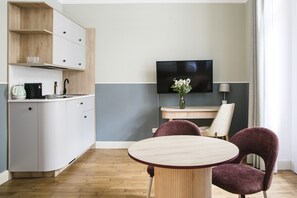 Extra Large Studio, Kitchenette, Balcony | Luxe beddengoed, een kluis op de kamer, individueel gedecoreerd