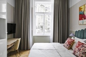 Medium Room | 高档床上用品、客房内保险箱、特色装修、特色家居