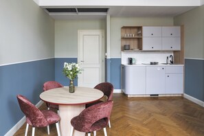 1 Bedroom Apartment with Sofa Bed | Woonruimte | Een 48-inch flatscreentelevisie met kabelzenders en een televisie