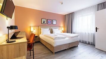 Standardzimmer, Mehrere Betten | Allergikerbettwaren, Zimmersafe, Schreibtisch, schallisolierte Zimmer
