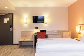 Ropa de cama hipoalergénica y caja de seguridad en la habitación 