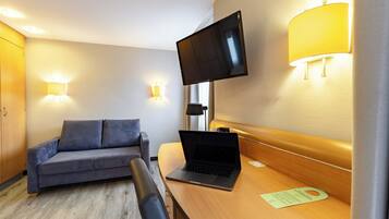 Ropa de cama hipoalergénica y caja de seguridad en la habitación