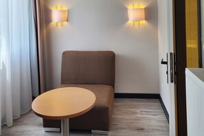 Standardværelse - 1 queensize-seng med sovesofa | Allergivenligt sengetøj, pengeskab på værelset, skrivebord, lydisolering
