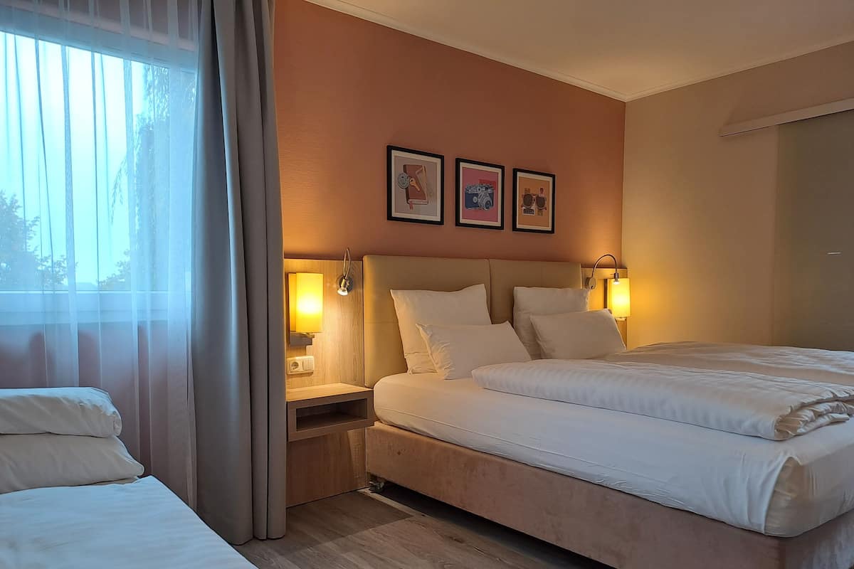 Hypo-allergenic bedding, in-room safe, desk, soundproofing