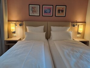 Standard Room, 2 Twin Beds | Hypo-allergenic bedding, in-room safe, desk, soundproofing