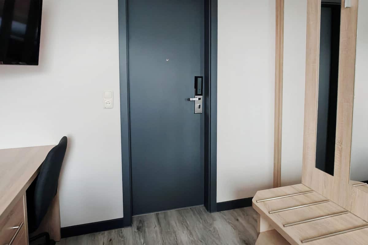 Peralatan tempat tidur hipoalergenik, peti besi dalam bilik, meja