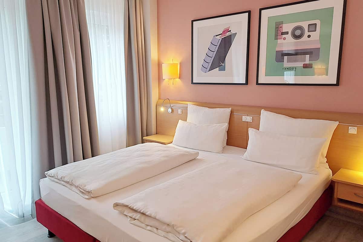 Standard Room, 1 Katil Kelamin (Double) | Peralatan tempat tidur hipoalergenik, peti besi dalam bilik, meja