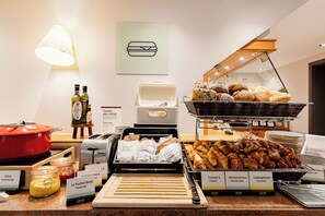 逢周末供应自助式早餐（每人 EUR 17.00）