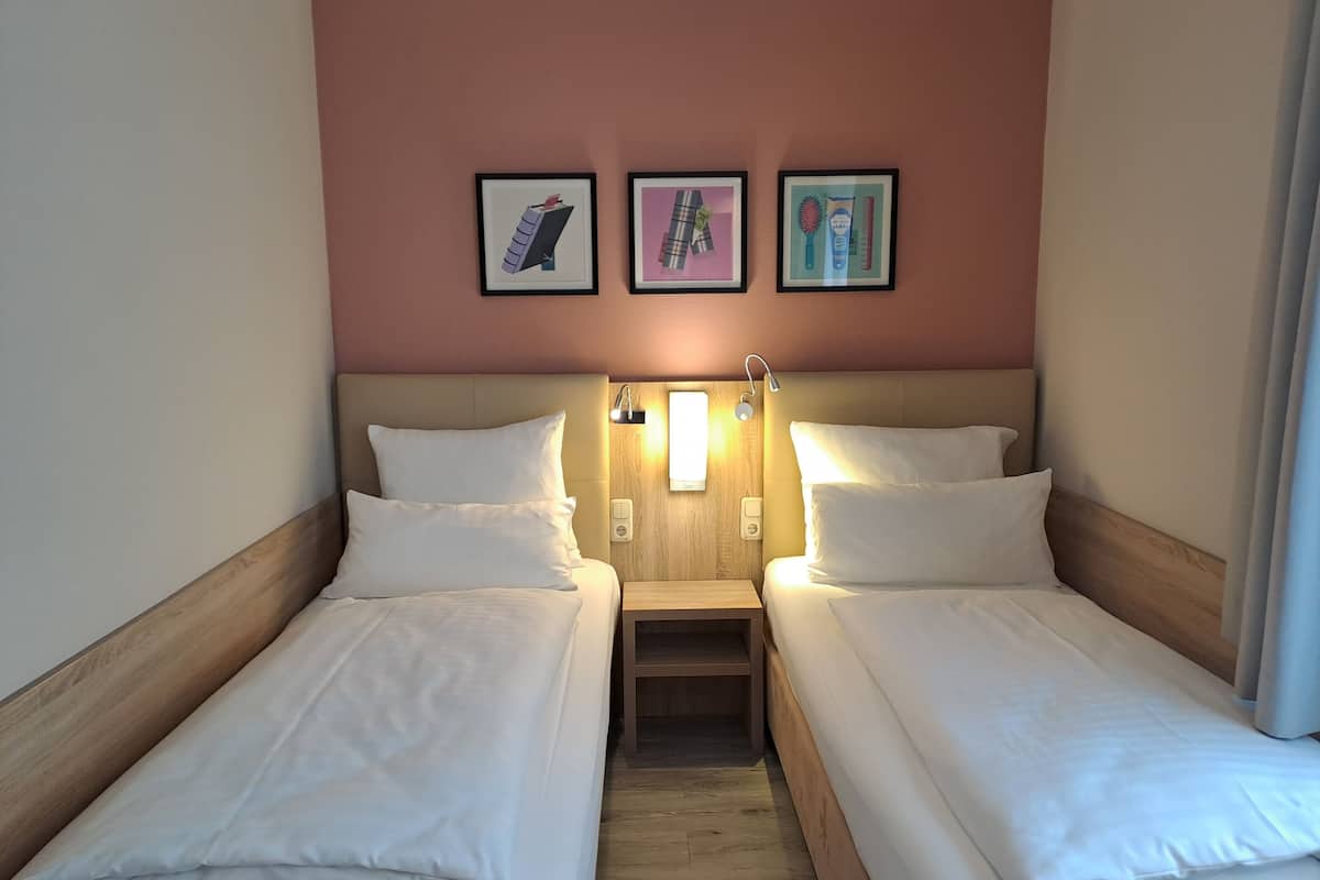 Standard Room | Peralatan tempat tidur hipoalergenik, peti besi dalam bilik, meja