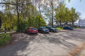 Estacionamiento (EUR 2 por día)