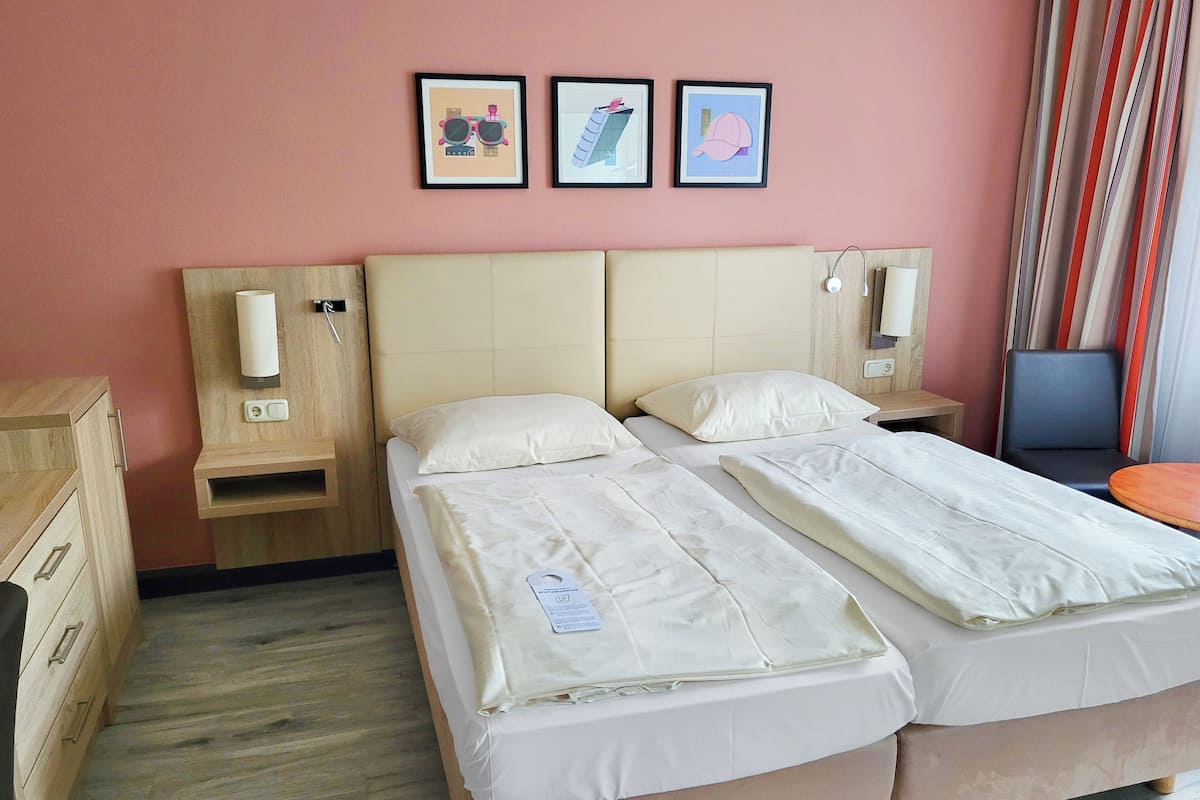 Standard Room, 2 Katil Bujang (Single) | Peralatan tempat tidur hipoalergenik, peti besi dalam bilik, meja