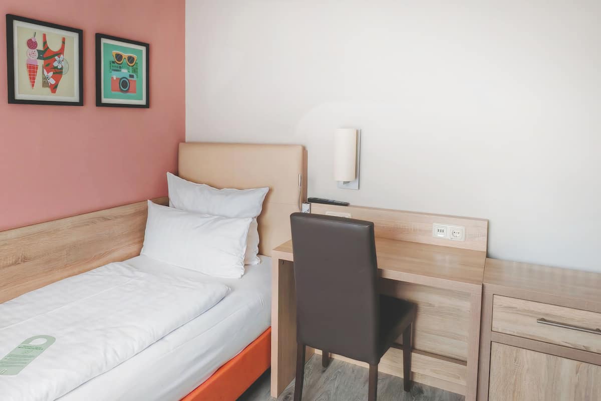 Room (Cosy) | Peralatan tempat tidur hipoalergenik, peti besi dalam bilik, meja