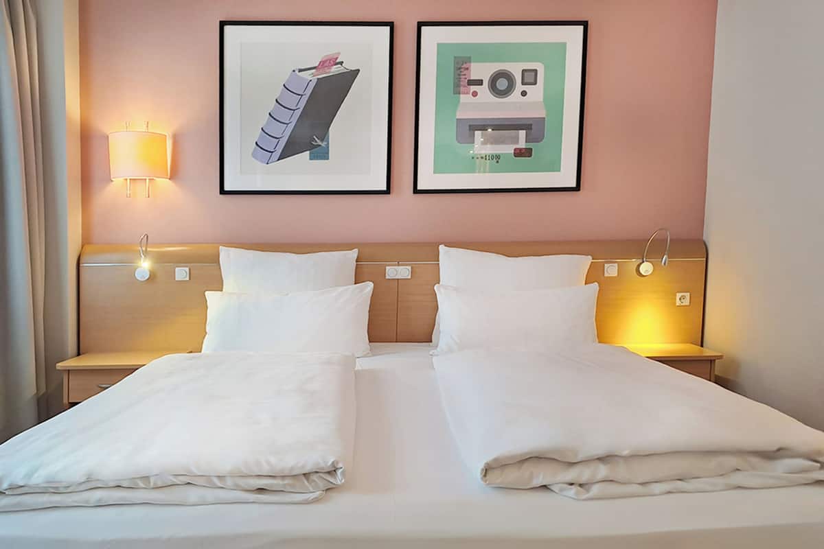 Standard Room, 1 Katil Ratu (Queen) | Peralatan tempat tidur hipoalergenik, peti besi dalam bilik, meja