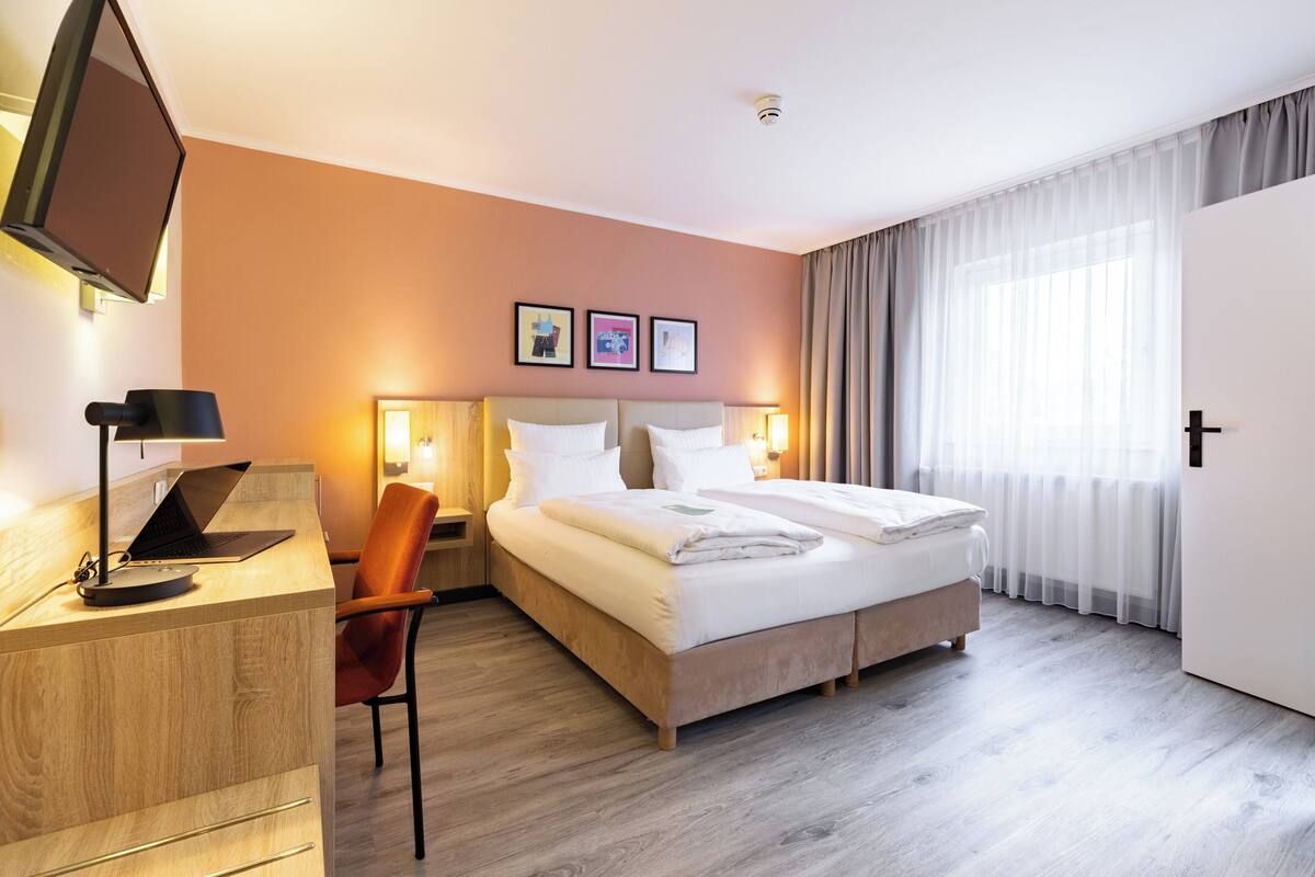 Habitación estándar, 1 cama de matrimonio | Caja fuerte, escritorio, sistema de insonorización y cunas gratuitas