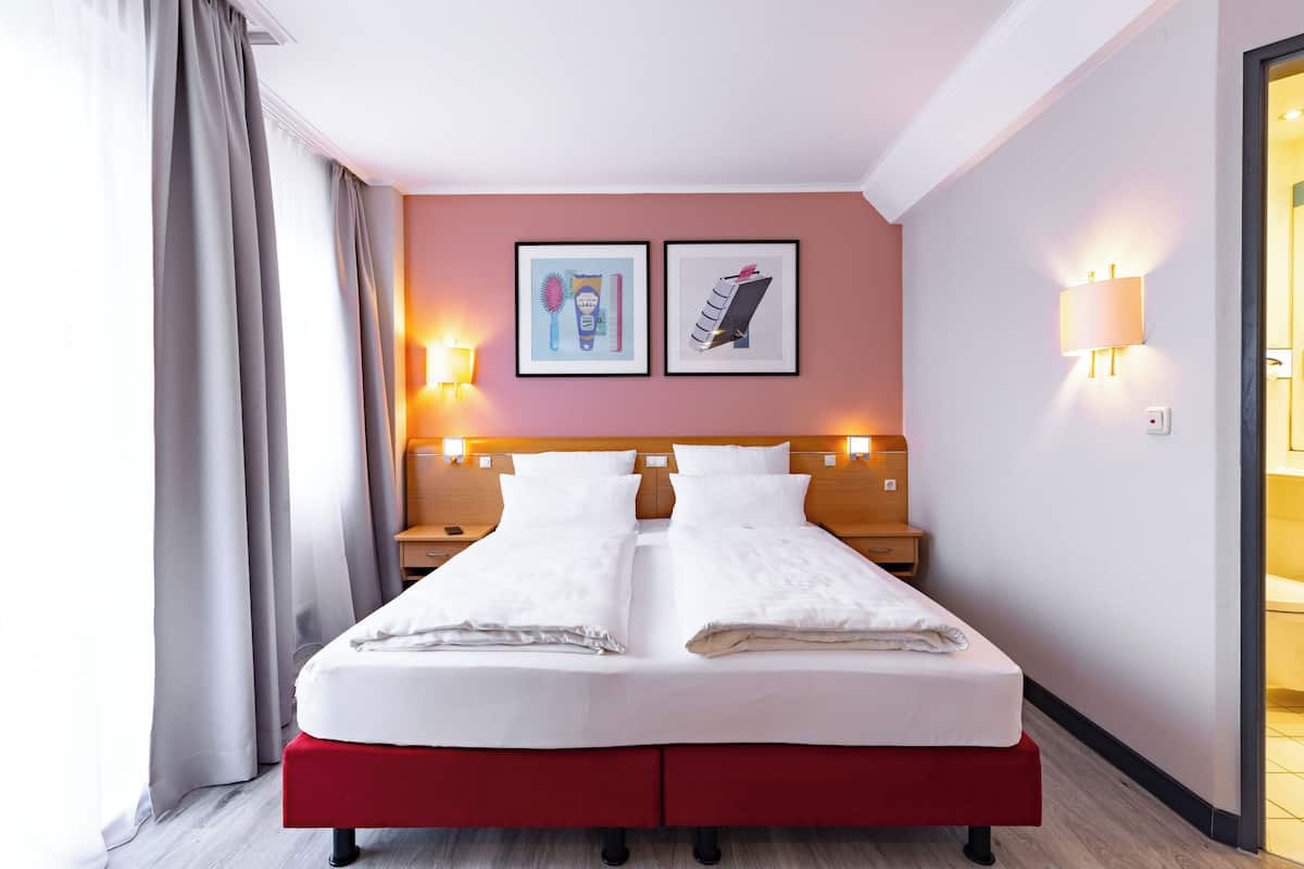 Quarto standard, 1 cama de casal | Roupas de cama antialérgicas, cofres nos quartos, escrivaninha