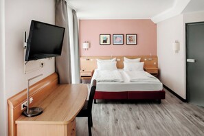 Standard Room, Berbilang Katil | Peralatan tempat tidur hipoalergenik, peti besi dalam bilik, meja 