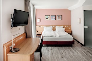 Standard Room, Berbilang Katil | Peralatan tempat tidur hipoalergenik, peti besi dalam bilik, meja