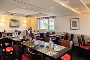 Desayuno buffet los fines de semana (EUR 17.00 por persona) 