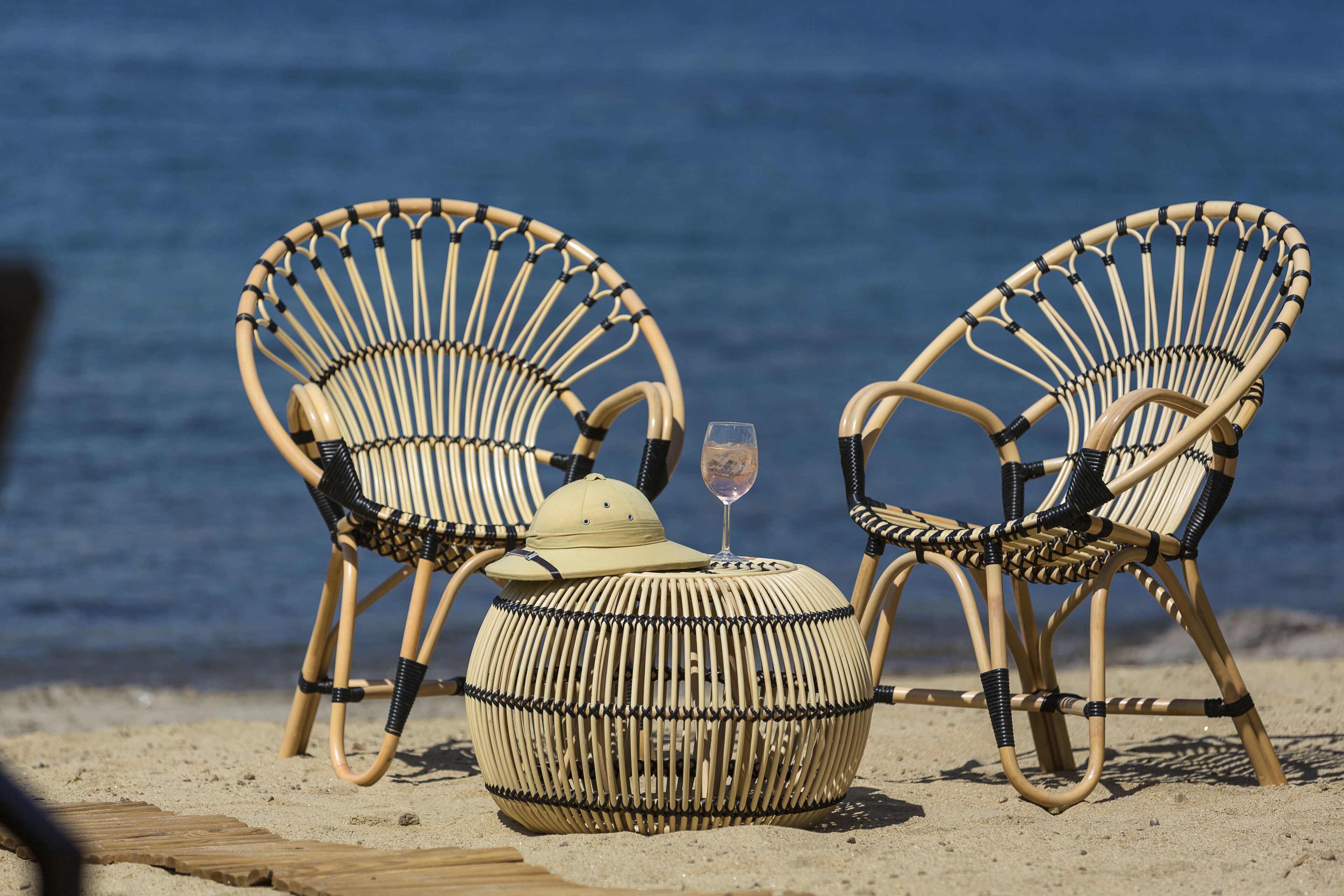 Privatstrand, Liegestühle, Sonnenschirme, Strandtücher