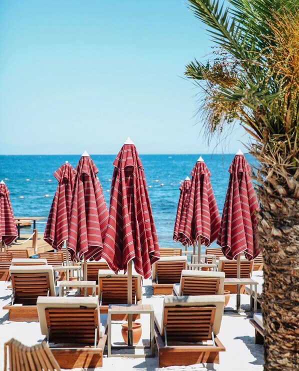 Plage privée, chaises longues, parasols, serviettes de plage