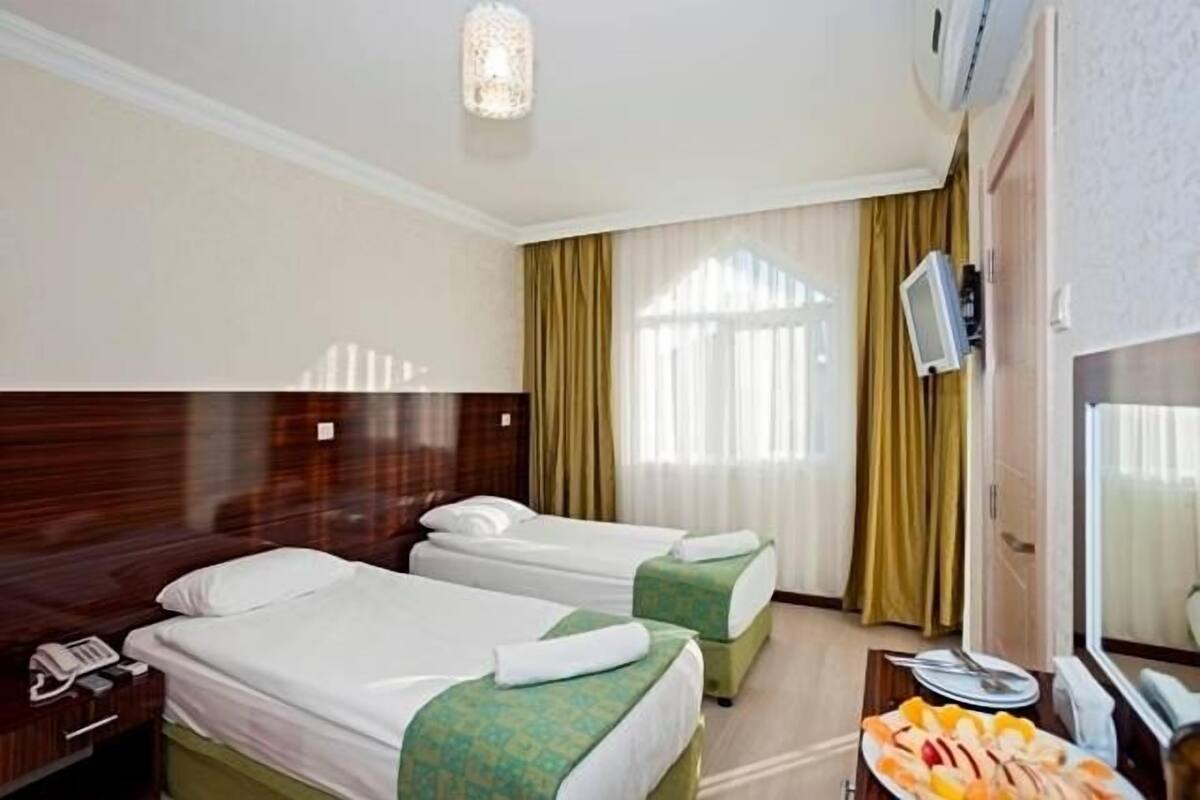 Room | Premium bedding, minibar, WiFi (free)