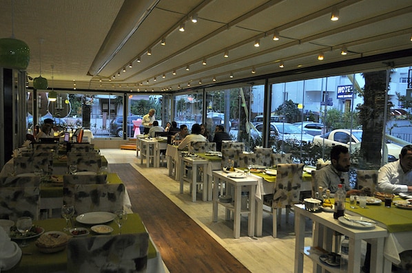 Family dining - Şato Otel Lara (Antalya)