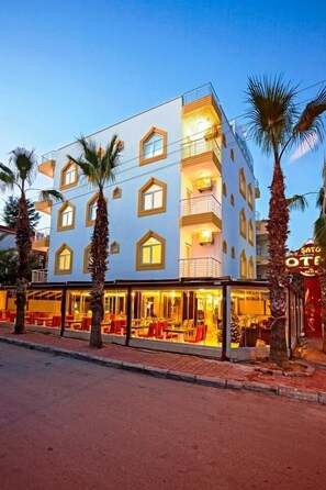 Front of property – evening/night - Şato Otel Lara (Antalya)