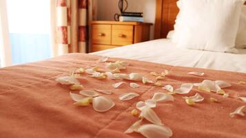 VÀrdeförvaringsskÄp pÄ rummet, strykjÀrn/strykbrÀda och barnsÀngar