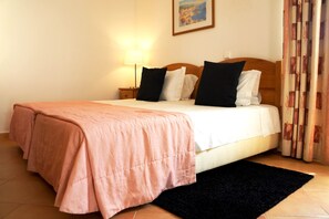 Studio | In-room safe, iron/ironing board, cots/infant beds, free WiFi - Oasis Beach Apartments (Lagos)