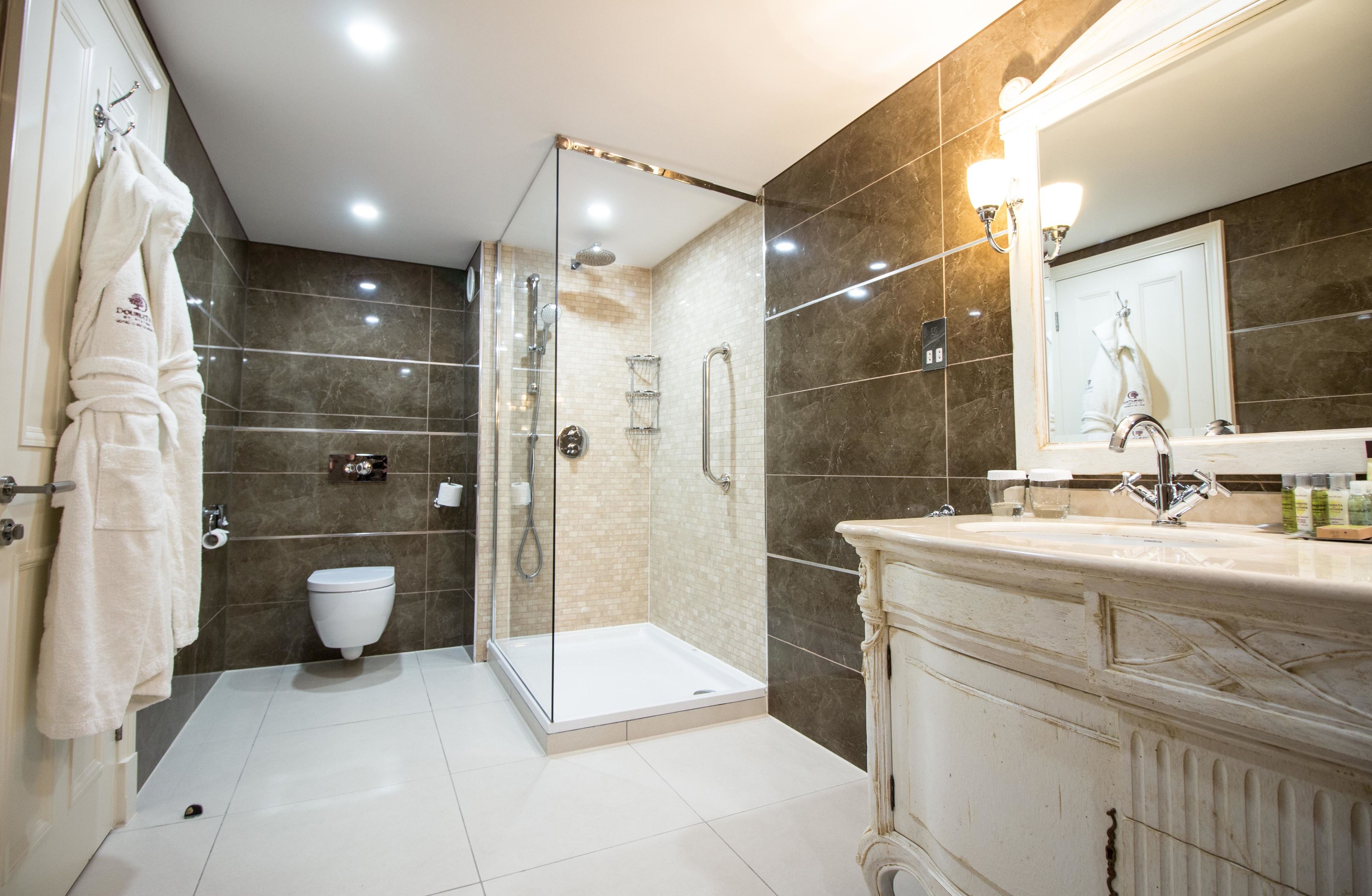 suite, 1 king bed, non smoking (mezzanine) | bathroom | shower, free toiletries, hair dryer, towels