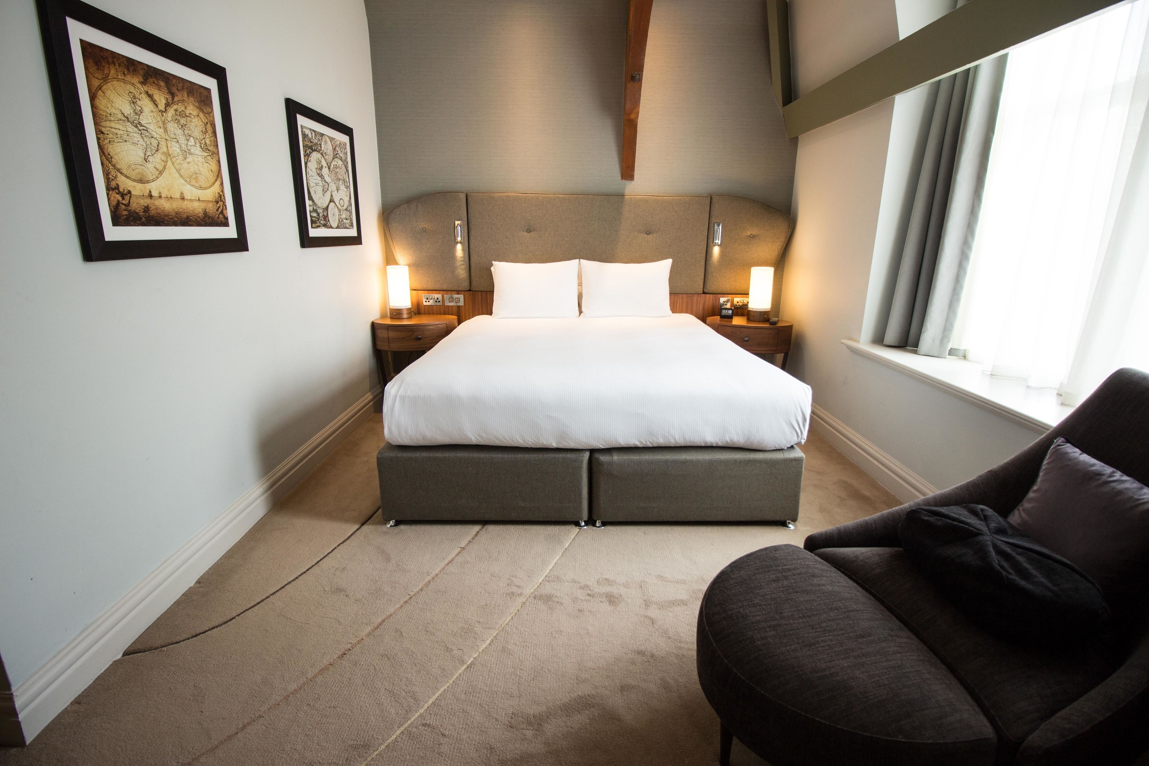 deluxe room, 1 king bed, non smoking | in-room safe, free wifi, bed sheets, alarm clocks