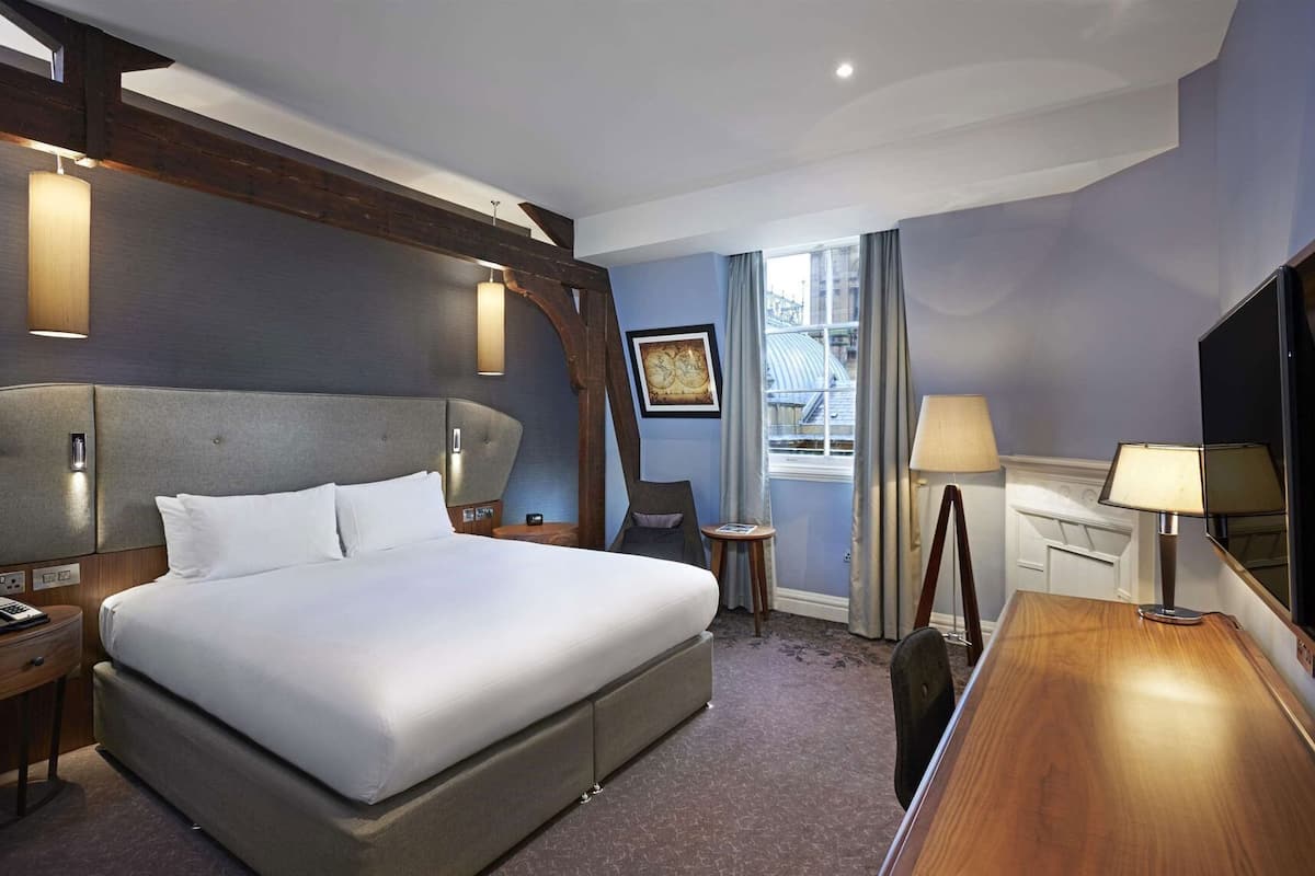 In-room safe, free WiFi, bed sheets, alarm clocks