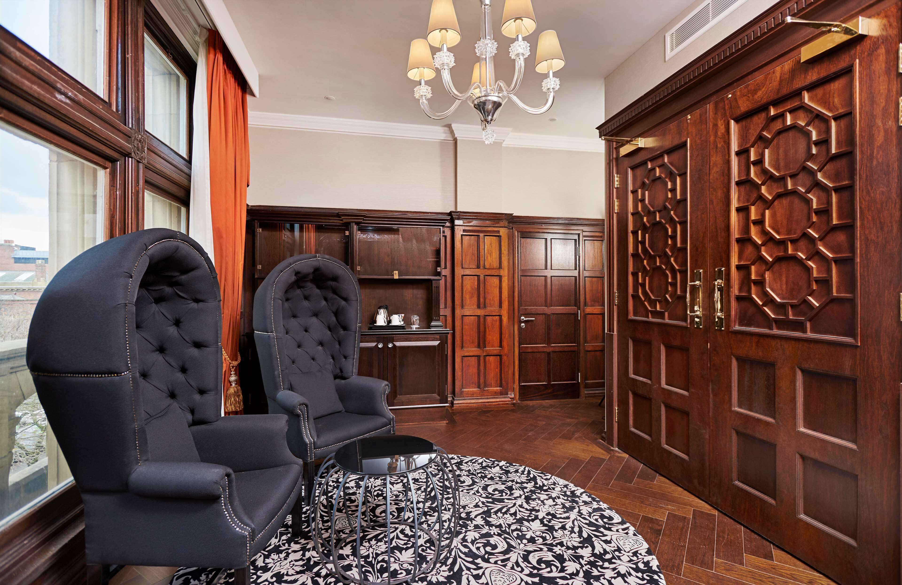 presidential suite, 1 king bed, non smoking | living area | lcd tv