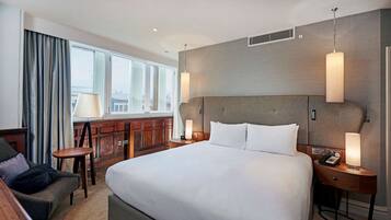 Room, 1 King Bed, Non Smoking | In-room safe, free WiFi, bed sheets, alarm clocks