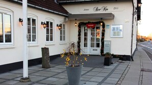 A building with a sign reading "Anno Boe Klo 1566" and a number "25" on the wall. - Bov Kro (Padborg)