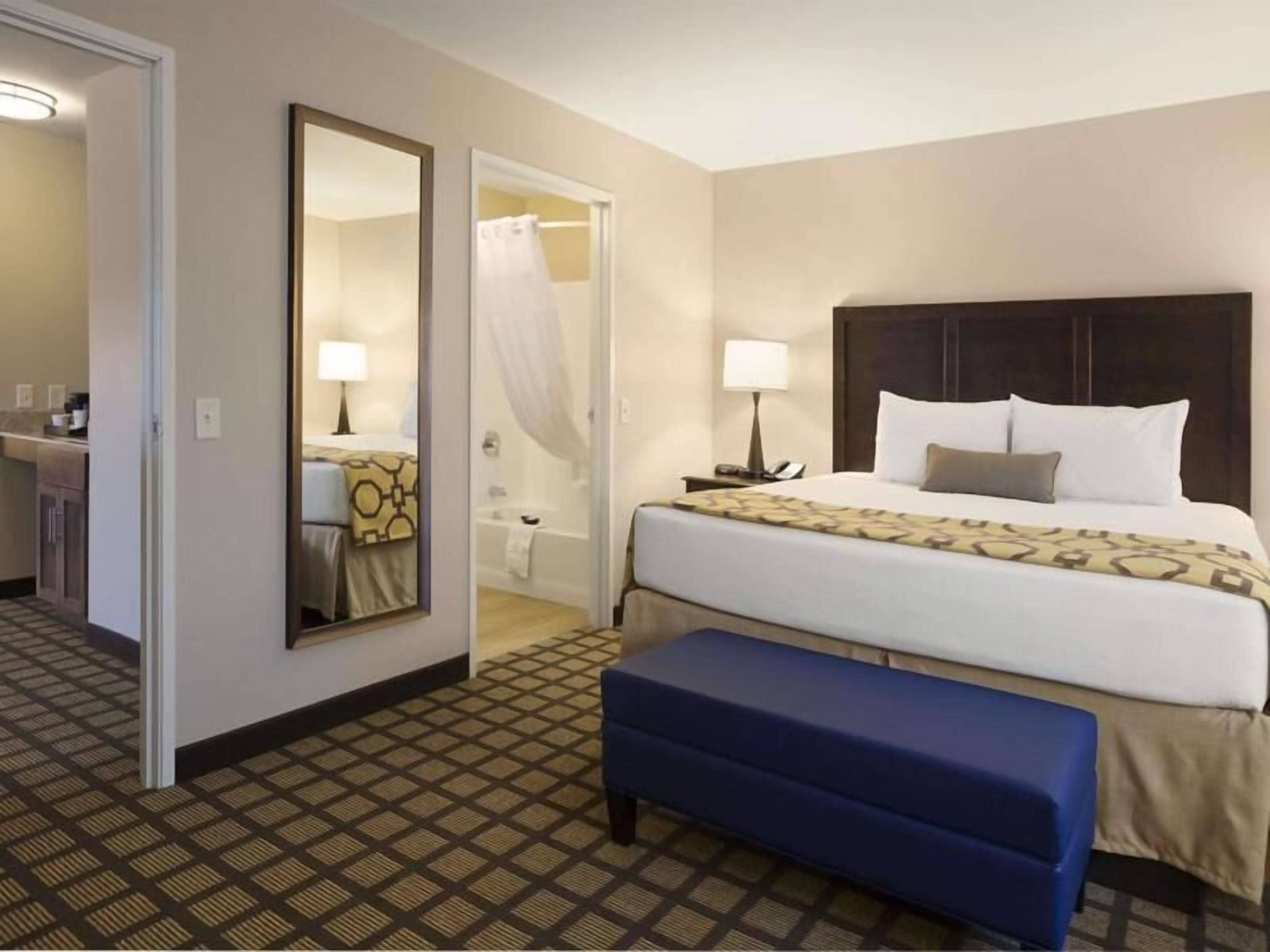 Premium bedding, desk, iron/ironing board, free cots/infant beds