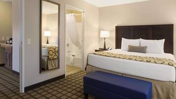 Hochwertige Bettwaren, Schreibtisch, Bügeleisen/Bügelbrett