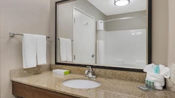 Combined shower/tub, rainfall showerhead, designer toiletries