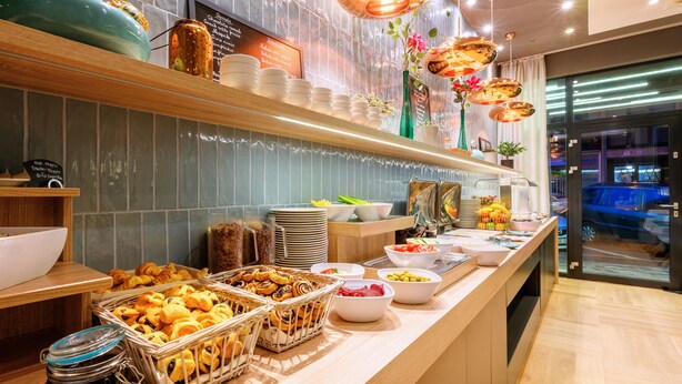 A buffet with various food items and a sign indicating hot and cold options. - Roombach Hotel Budapest Center (Budapest)