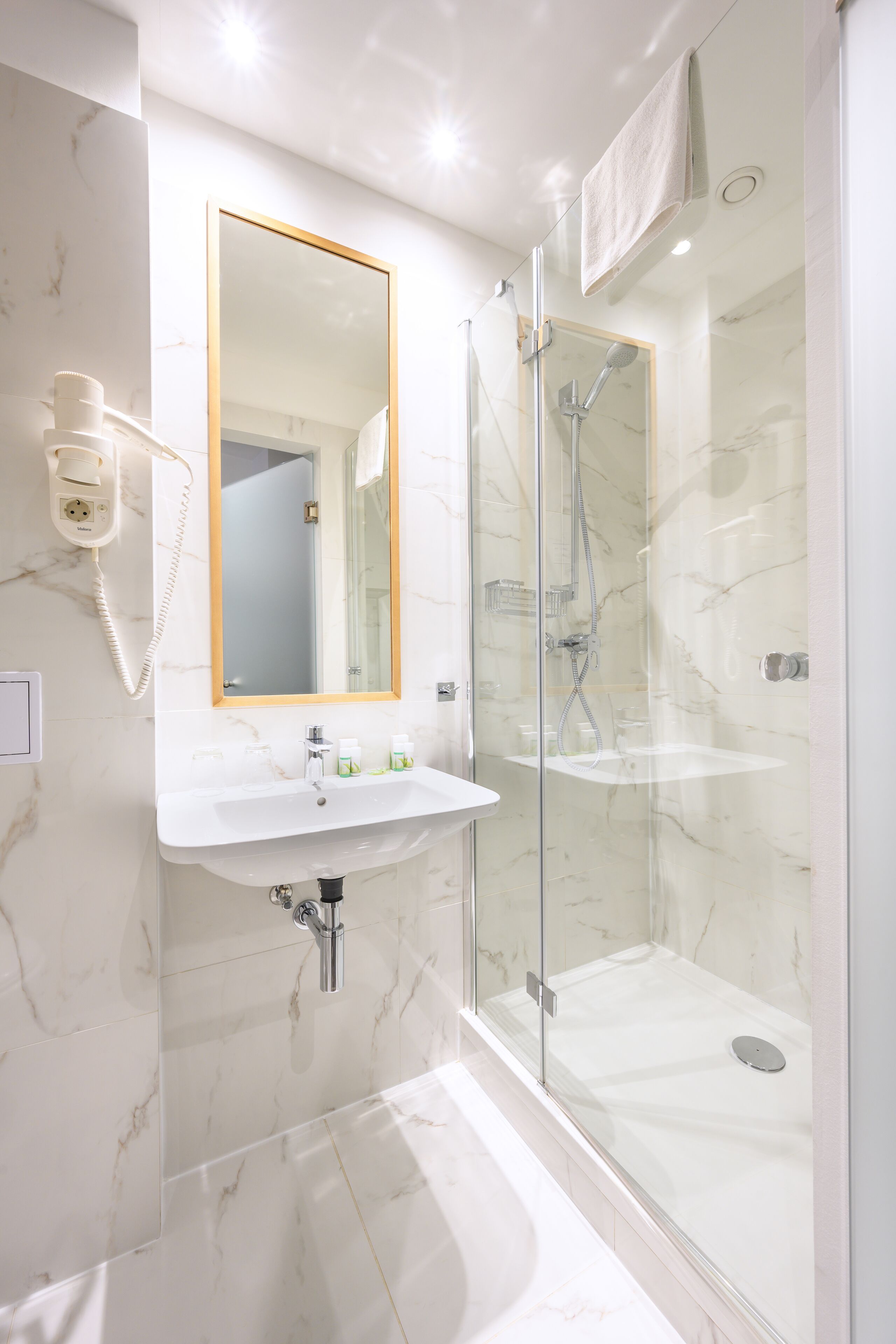 shower, free toiletries, hair dryer, towels