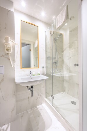 Shower, free toiletries, hair dryer, towels - Roombach Hotel Budapest Center (Budapest)